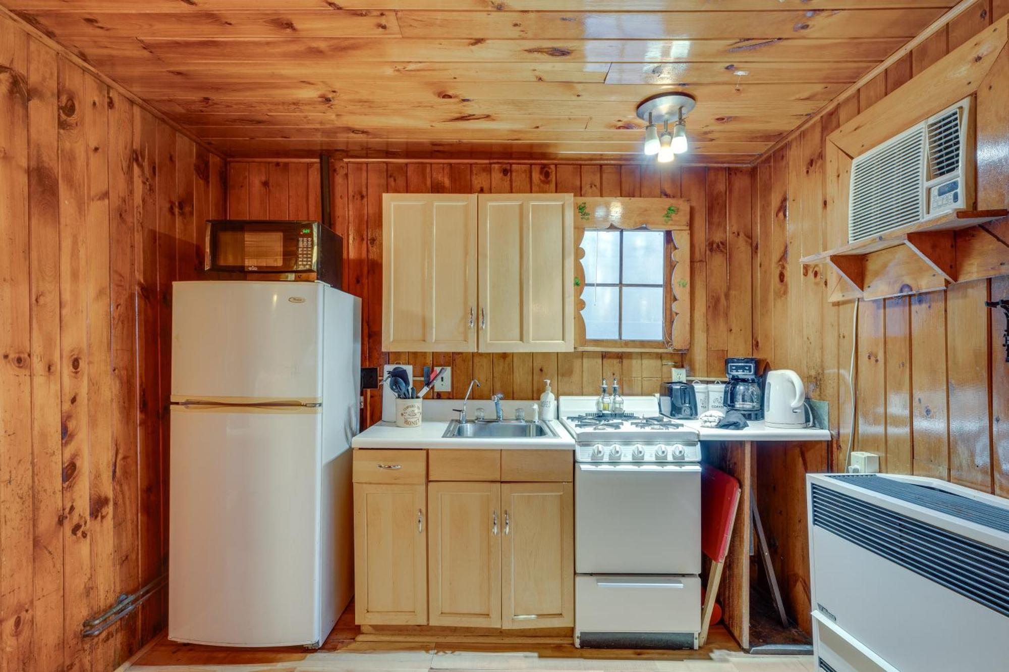 Cozy Laconia Studio With Pool Access - 2 Mi To Lake! Apartment Екстериор снимка